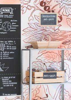 Étagère avec des caisses anti-gaspi et une fresque à gauche