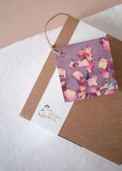 Boîte de chocolat en kraft fermée avec une petite carte au dessus