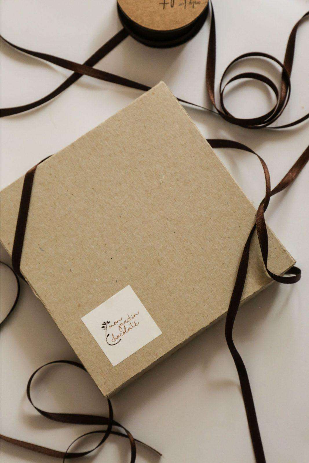 Boîte de recharge en carton fermée avec un ruban marron