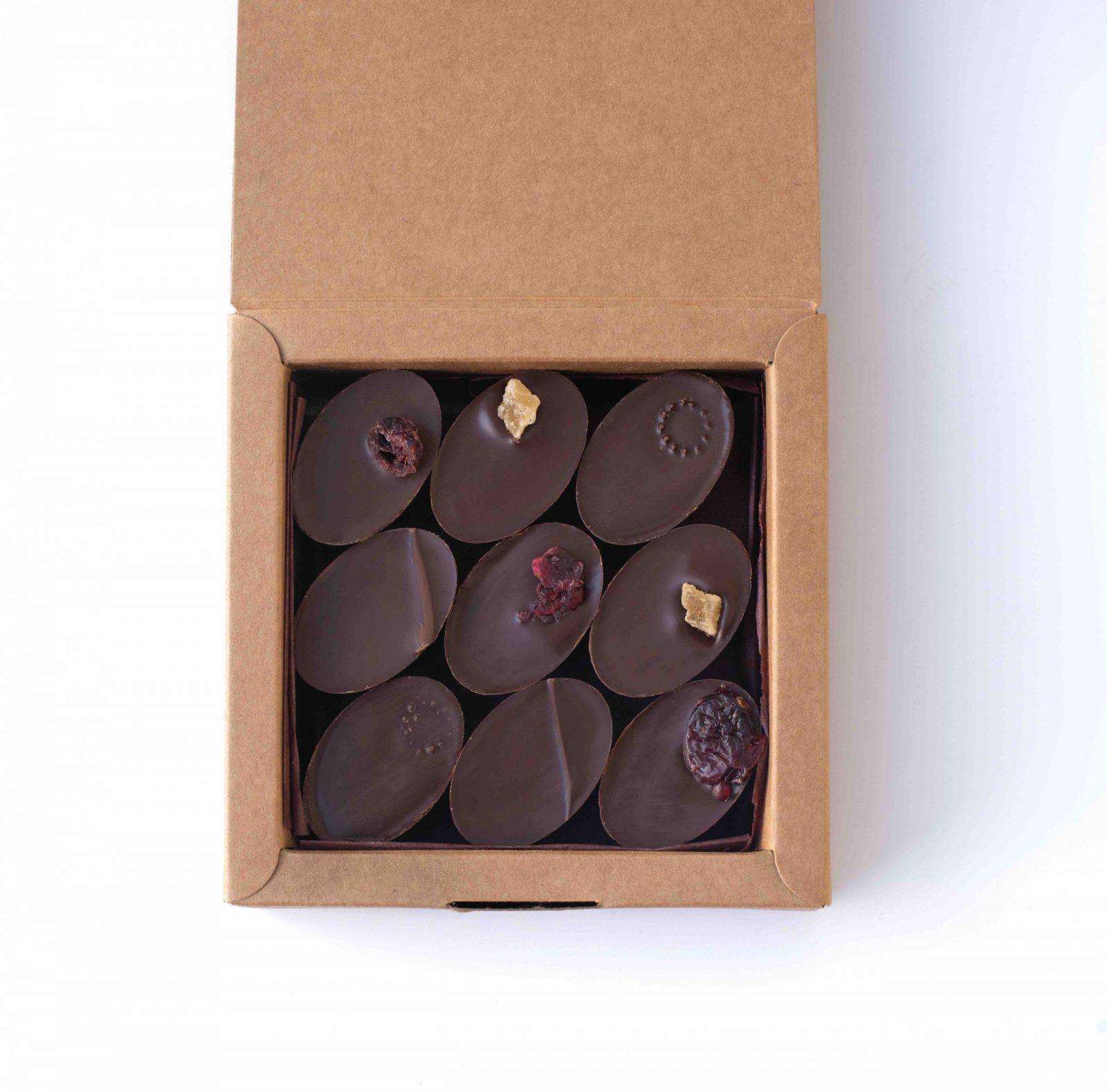 boîte ouverte de 9 chocolats individuels, fourrés avec des ganaches