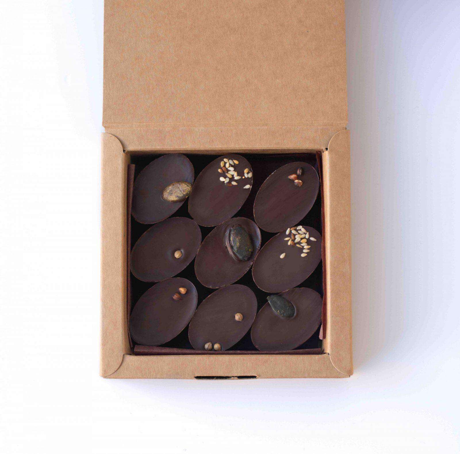 boîte ouverte de 9 chocolats individuels, fourrés avec des pralinés