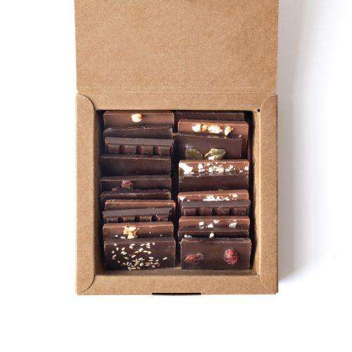 boîte en kraft ouvert avec 20 mini tablettes de chocolat