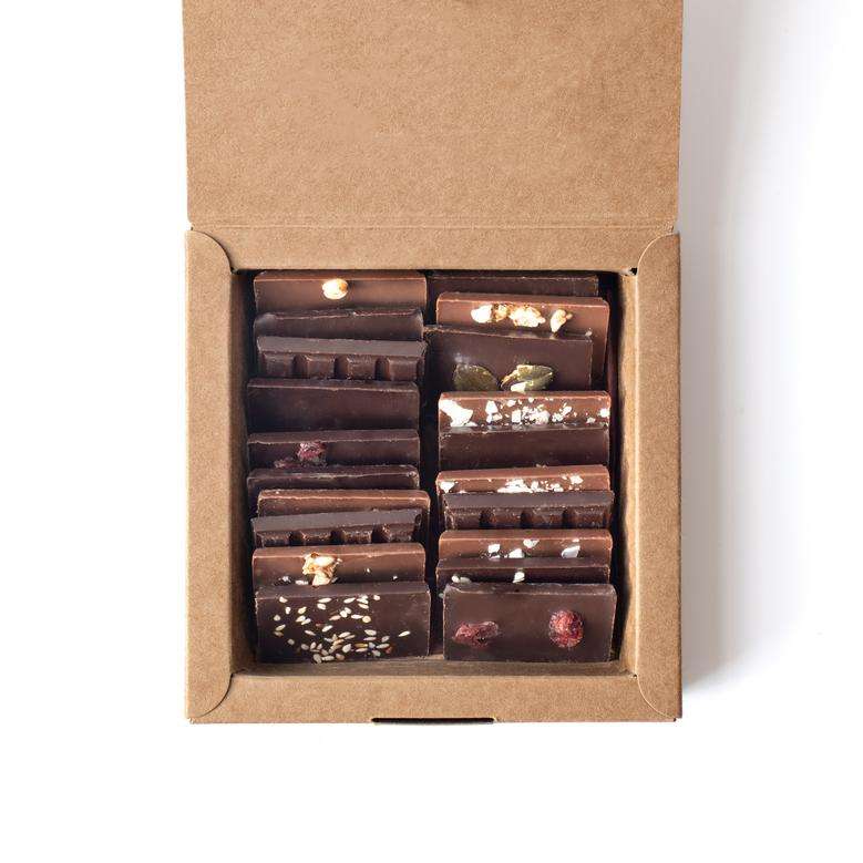 boîte en kraft ouvert avec 20 mini tablettes de chocolat