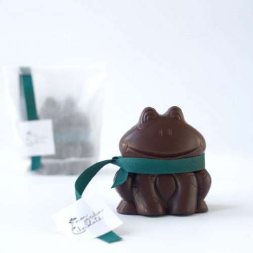 figurine grenouille en chocolat au lait avec un emballage individuel en papier cellulose compostable à gauche