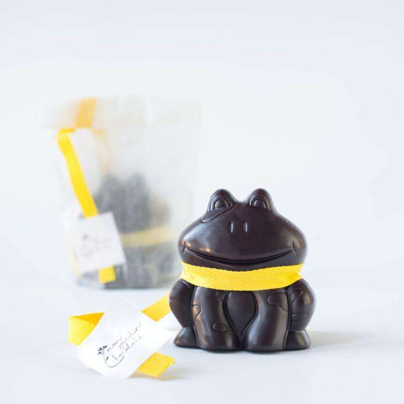 figurine grenouille en chocolat au noir avec un emballage individuel en papier cellulose compostable à gauche