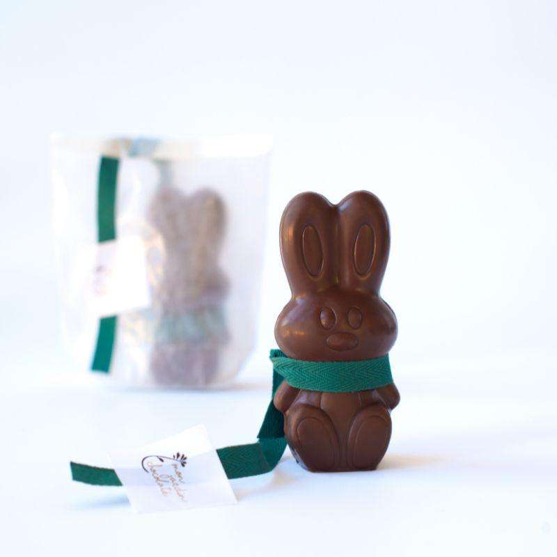 figurine lapin en chocolat au lait avec un emballage individuel en papier cellulose compostable à gauche