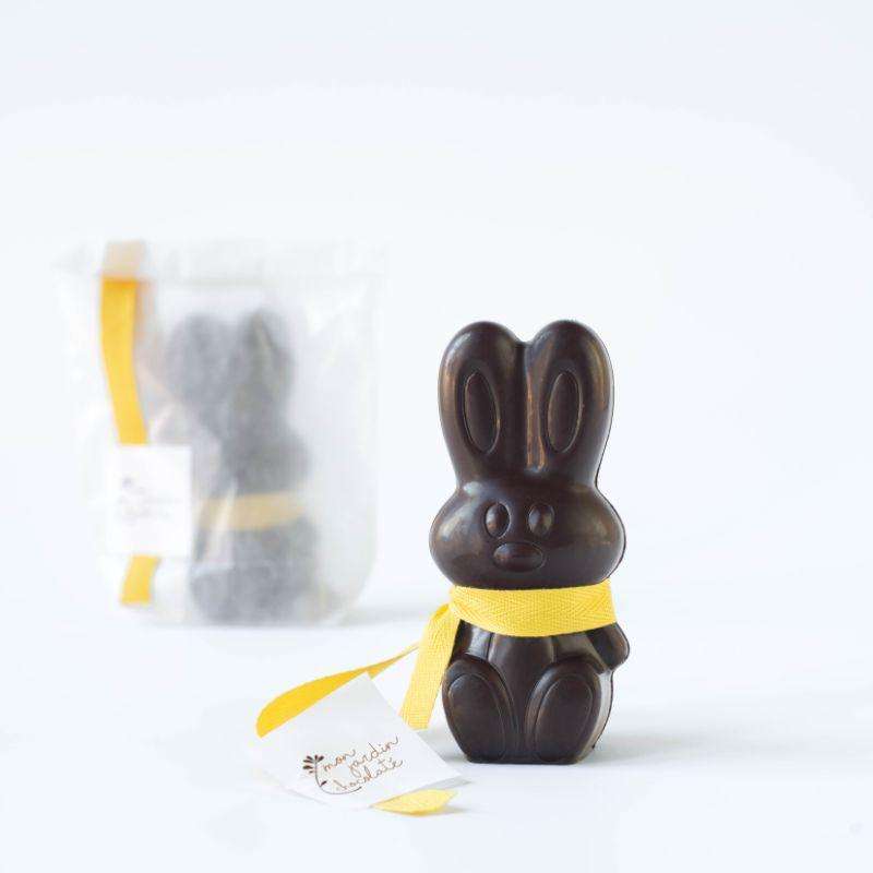 igurine lapin en chocolat au noir avec un emballage individuel en papier cellulose compostable à gauche