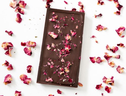 Les jolis pétales de nos tablettes de chocolat à la rose de Provins