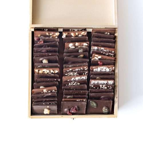 boîte en bois ouverte avec 100 mini tablettes de chocolat