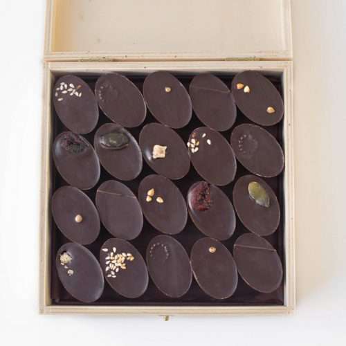 Boîte en bois de 60 chocolats individuels ouverte