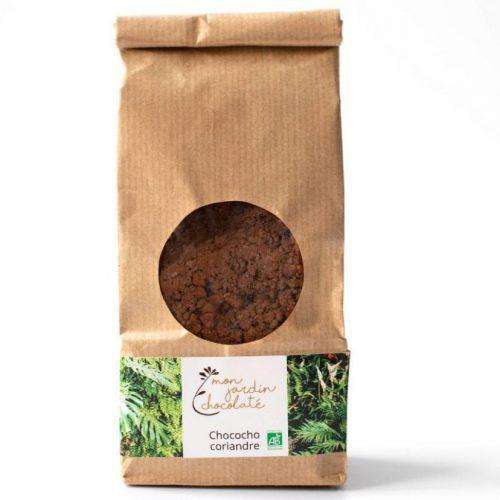 sachet kraft rempli de poudre de chocolat au coriandre