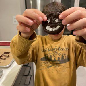 Un jeune très content de ses chocolats !
