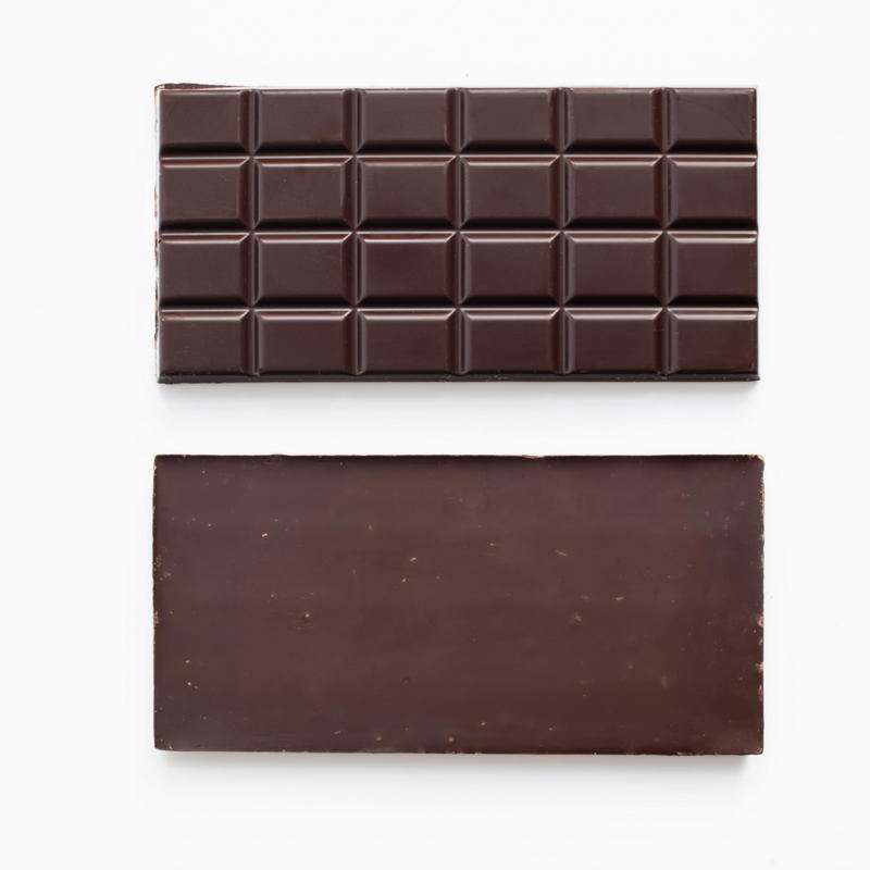 Tablette au chocolat noir à l'endroit en haut et à l'envers en dessous