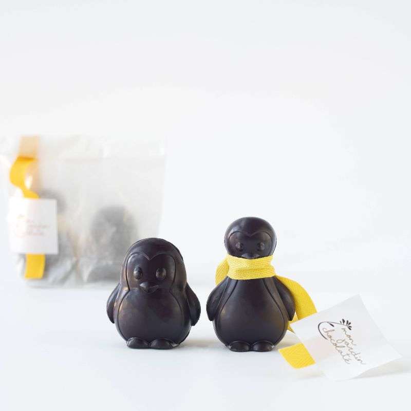 couple de pingouins au chocolat au noir avec un emballage individuel en papier cellulose compostable à gauche