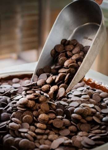 cuve remplie de pastille au chocolat noir