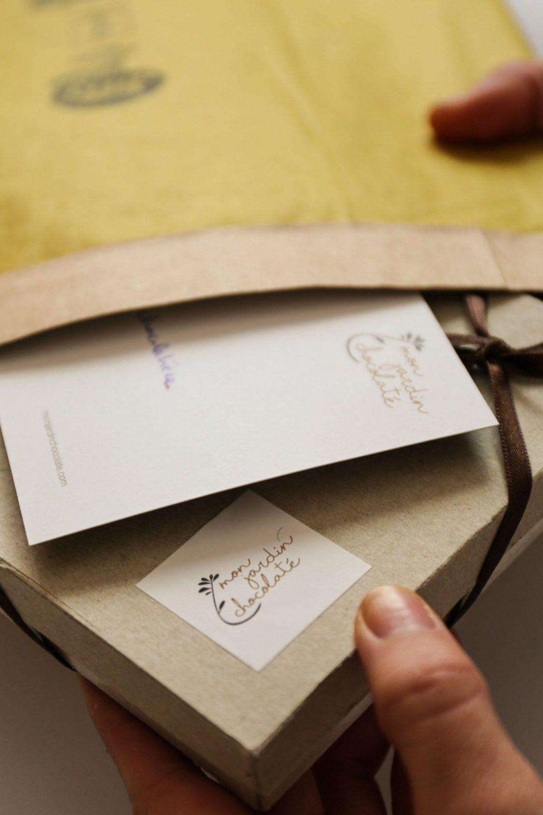 Boîte en carton de recharge avec une carte par dessus dans une enveloppe