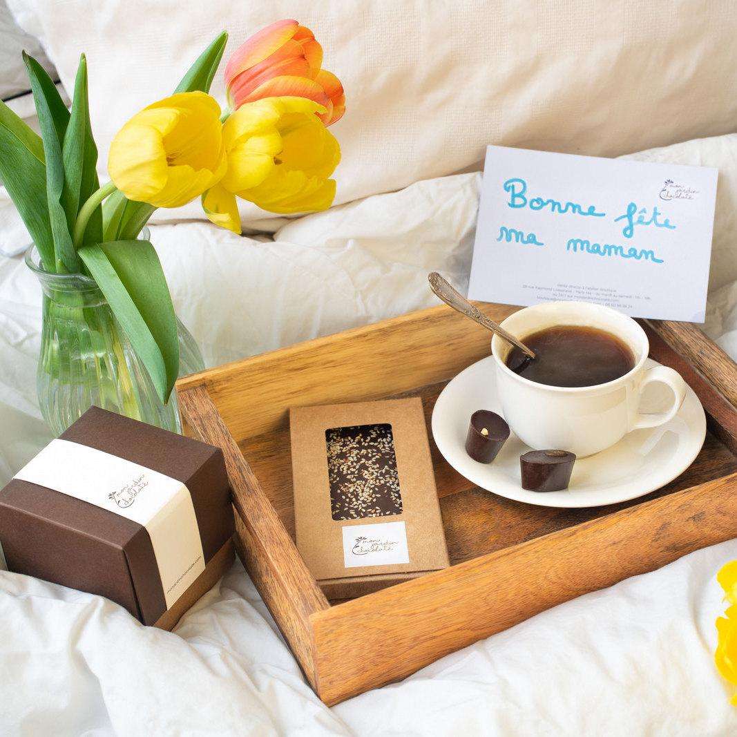 Contenu de notre coffret fête des Mères : boîte de 12 chocolats et tablette noir gingembre